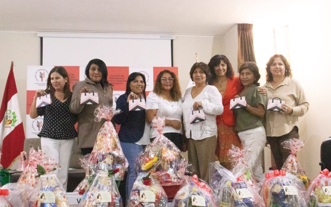 Madres periodistas reciben homenaje por su día en la sede del CPP-CRA