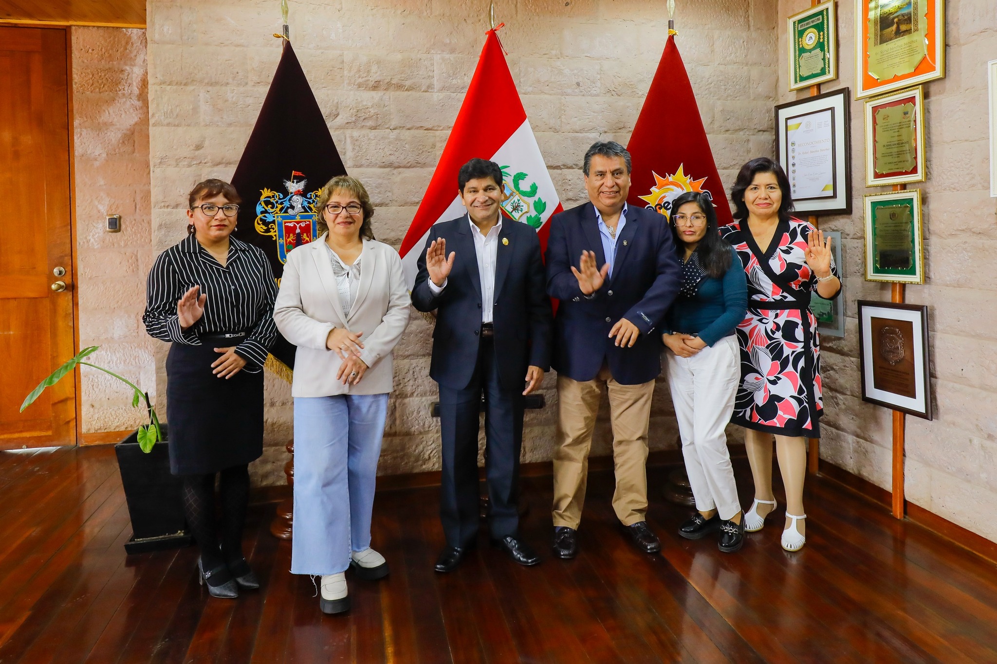Directivos del CPP y CRA se reunen con gobernador regional
