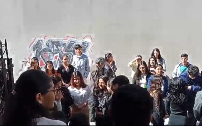 Estudiantes participantes en conversatorio sorprendidos por «sismo» magnitud 8.2
