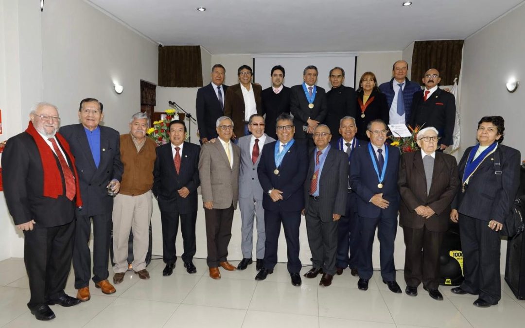 Concurrida y emotiva sesión solemne por 42 aniversario de Colegio de  Periodistas