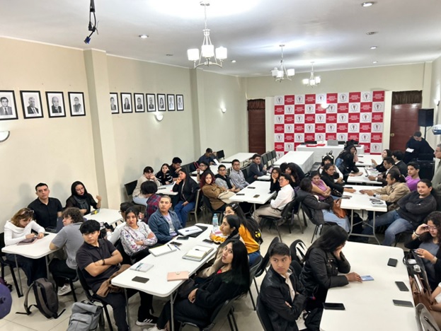 Universitarios se capacitan en IA en la comunicación periodística