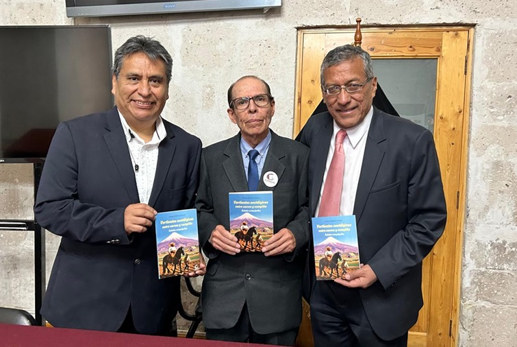 Autor de libro, Sergio Medina con decano de Colegio de Periodistas, Héctor Mayhuire y Wilfredo Mendoza.