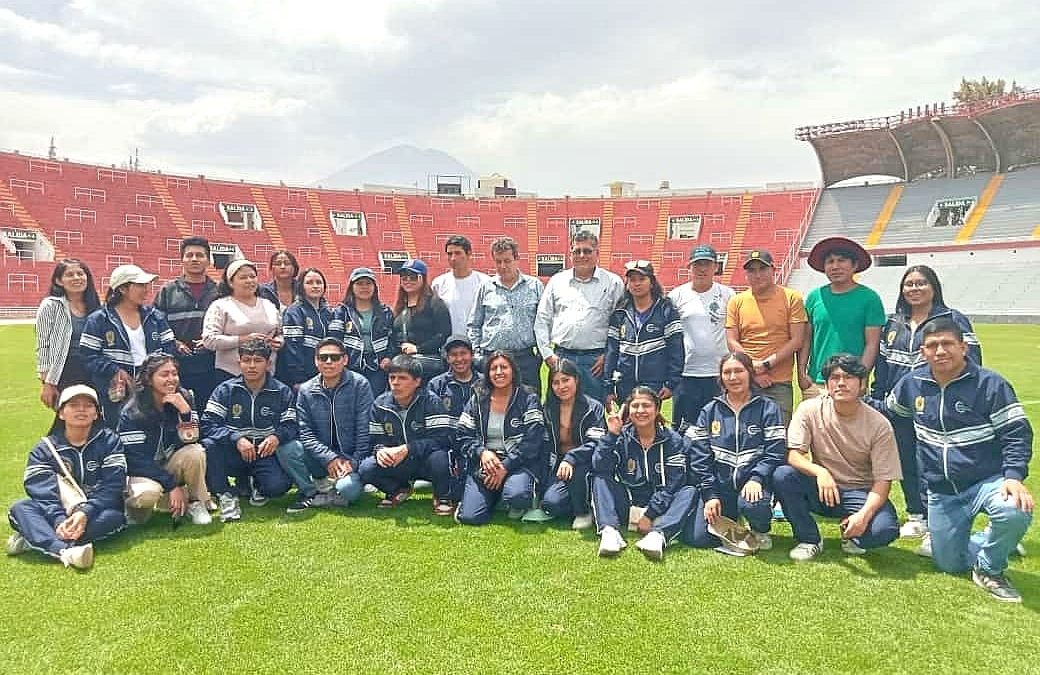Futuros periodistas ayacuchanos visitan facultad de Comunicación UNSA