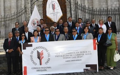 Periodistas participan en ceremonia de izamiento y desfile dominical en Plaza de Armas de Arequipa