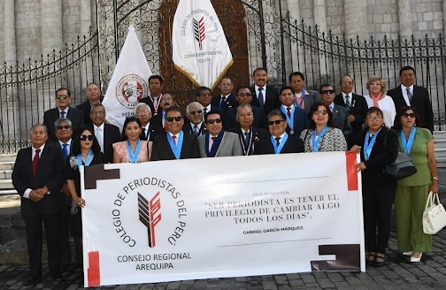 Periodistas participan en ceremonia de izamiento y desfile dominical en Plaza de Armas de Arequipa