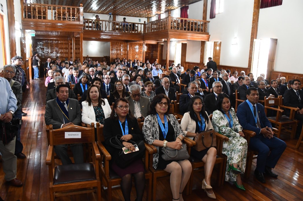 Paraninfo fue copado por invitados y periodistas en sesión solemne. (Miguel Zavala)