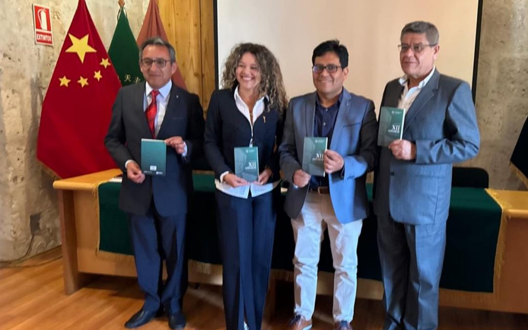 Soto y Ticona: Dos periodistas, Confucio  y el Nobel 2010 en un libro con 12 asedios