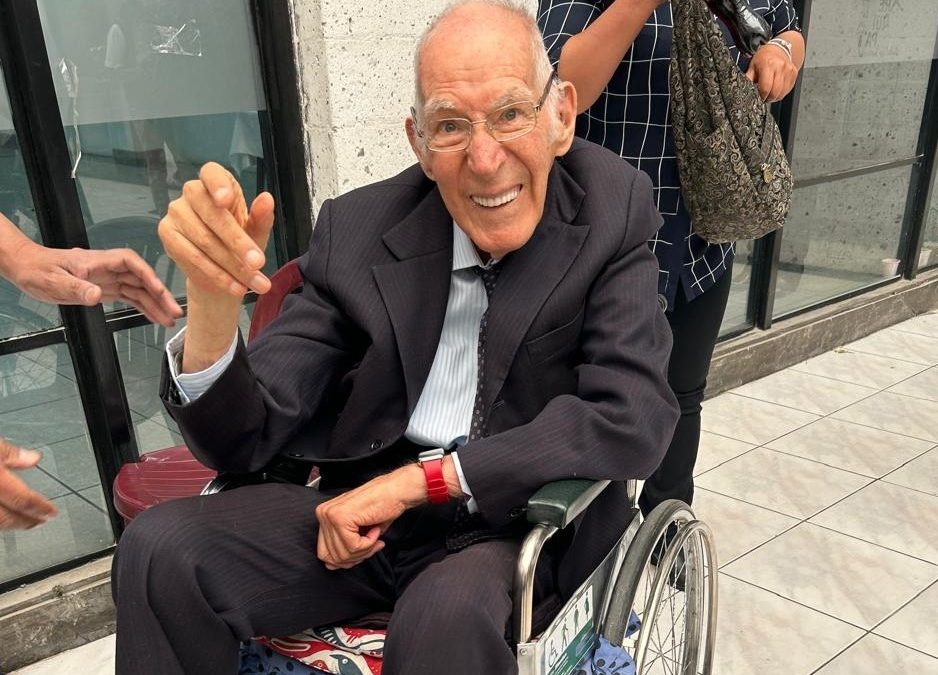 Periodista Carlos Meneses presenta libro de historiador Hélard Fuentes