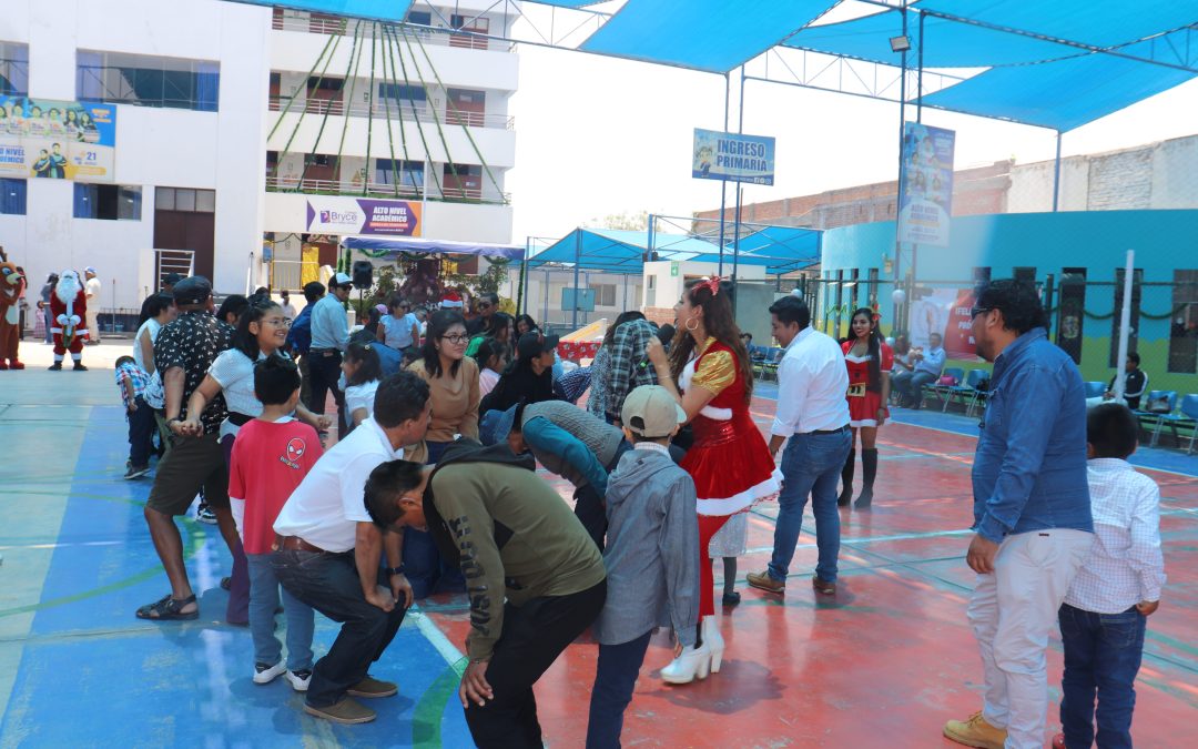 Polita, Alisson y su grupo alegraron fiesta navideña para periodistas y sus hijos en campo de colegio Bryce