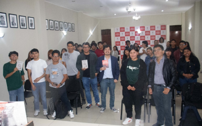 Dos periodistas escritores unidos en dos mundos narrativos conversan con apasionados por la lectura en Colegio de Periodistas de Arequipa