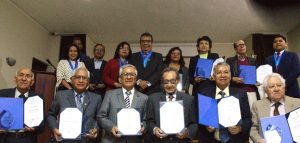 Periodistas que celebran el 23 de abril con páginas