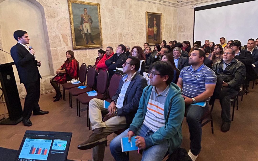 Periodistas arequipeños fortalecen sus conocimientos en economía y finanzas