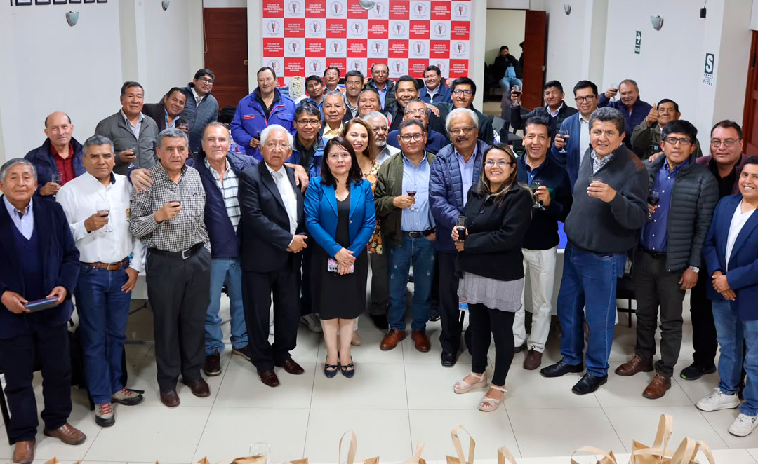 Colegio de Periodistas rindió emotivo homenaje a padres colegiados por su día